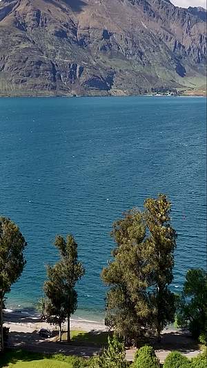 高清竖屏航拍新西兰瓦卡普蒂湖自然风光视频的预览图