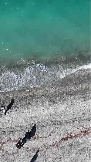 高清竖屏航拍新西兰瓦卡普蒂湖风光视频的预览图