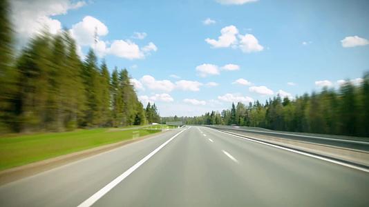 汽车在高速公路上快速行驶视频的预览图