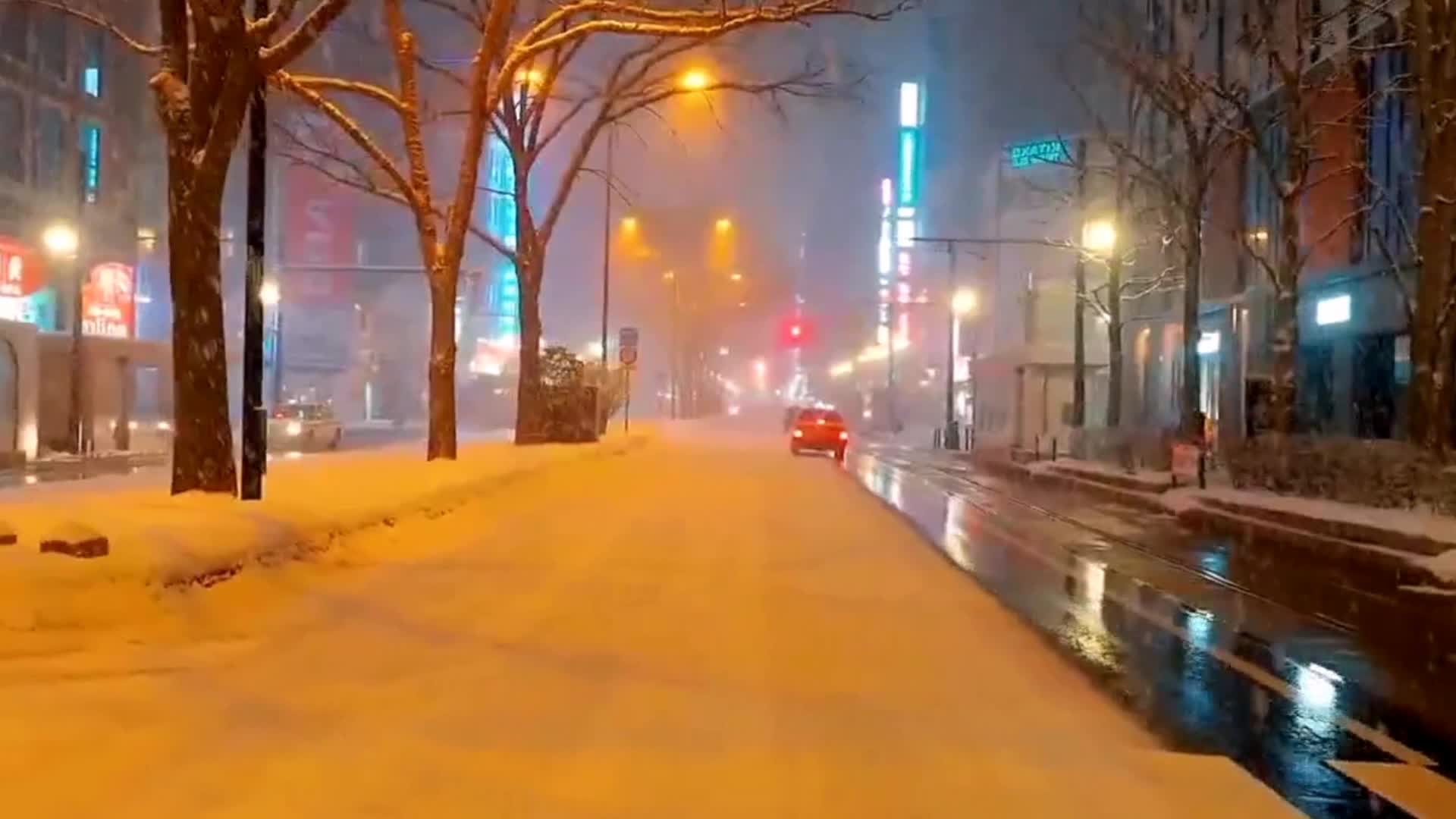下雪后的夜晚城市街道视频的预览图