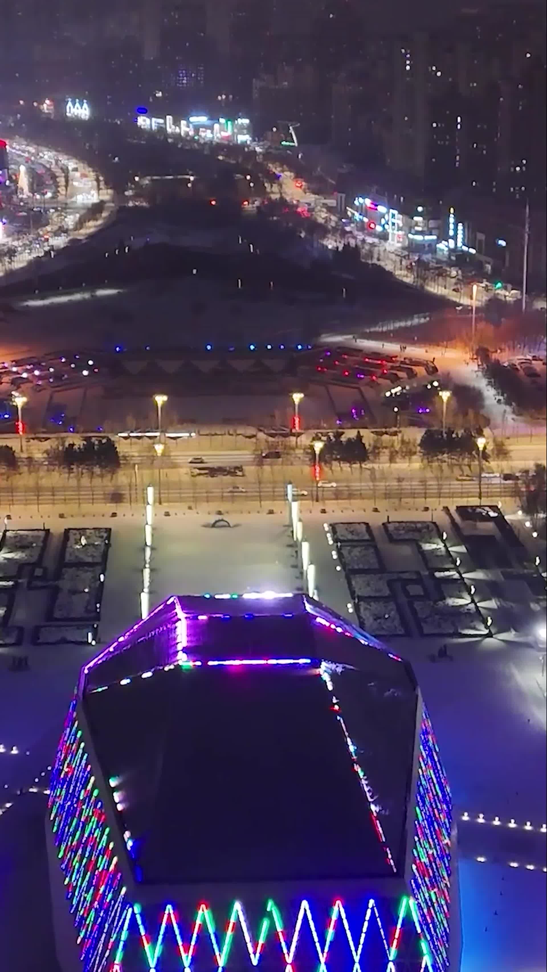 高清竖屏航拍哈尔滨冰雪大世界夜景视频的预览图