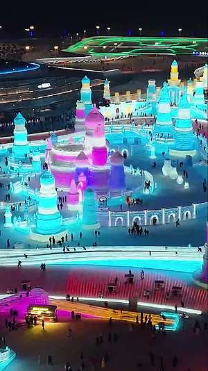 高清竖屏航拍哈尔滨冰雪大世界梦幻冰雪城堡视频的预览图