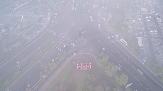 淮安市中心晨雾4k航拍视频的预览图