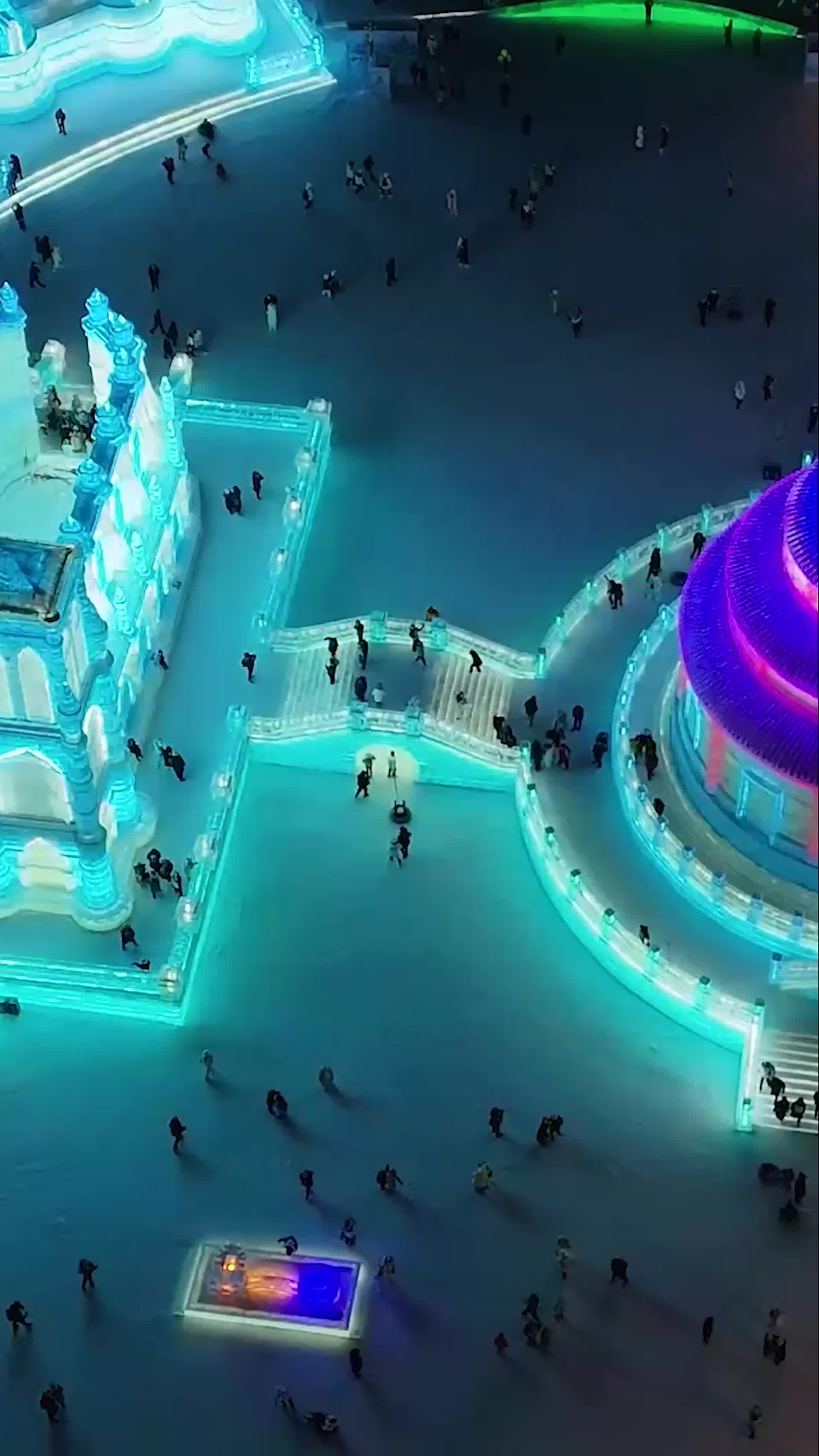 高清竖屏航拍哈尔滨冰雪大世界梦幻景色视频的预览图