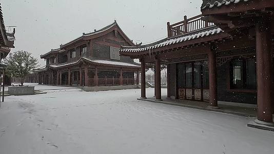 冬季雪花小雪古建筑场景视频的预览图