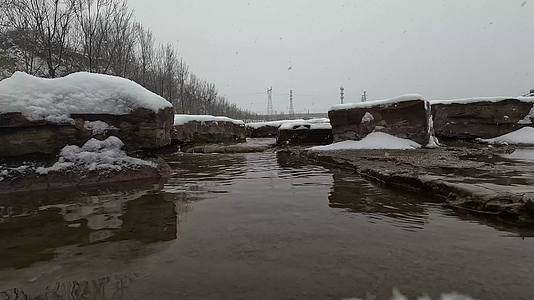 户外冰雪河流溪水实拍视频的预览图