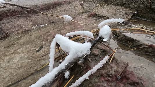 河水溪流冰雪融化视频的预览图