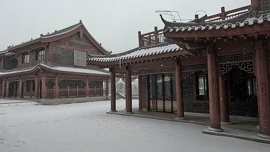 空镜户外大雪天气古建筑视频的预览图