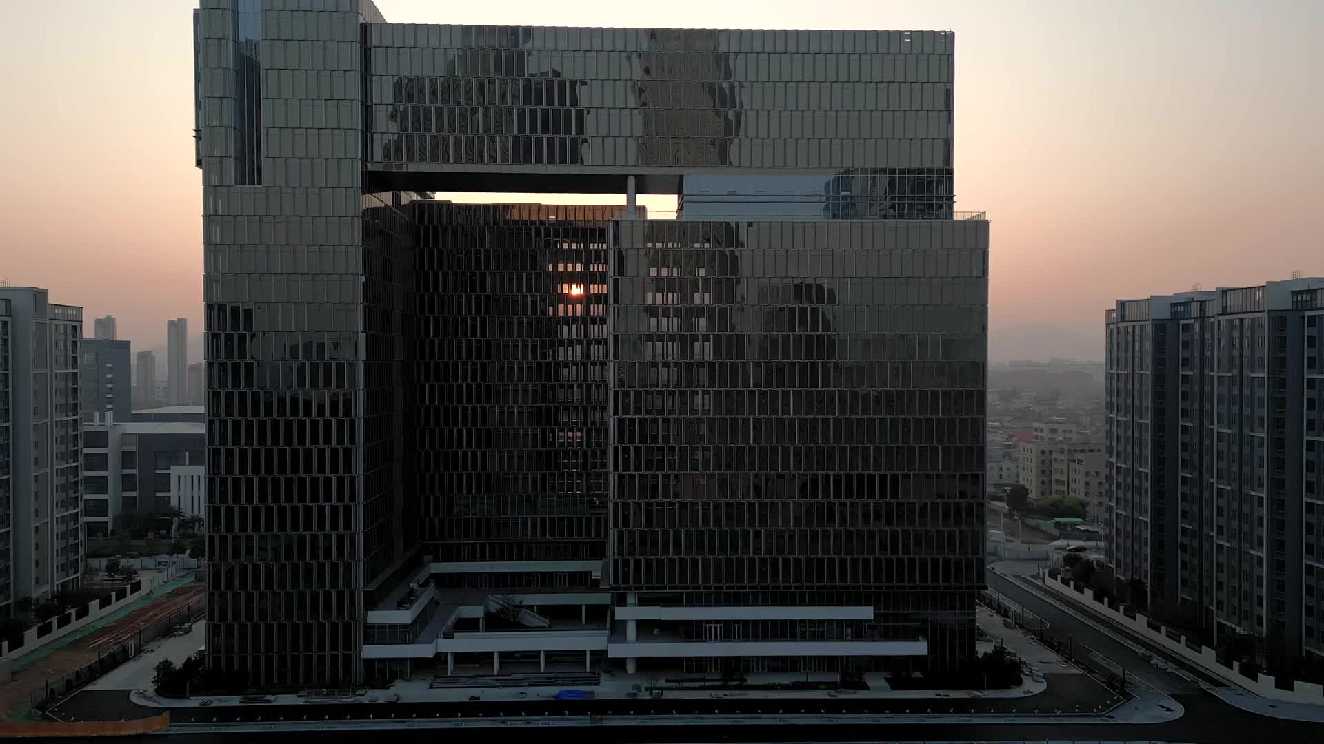 厦门环东新城建筑和夕阳的航拍视频的预览图