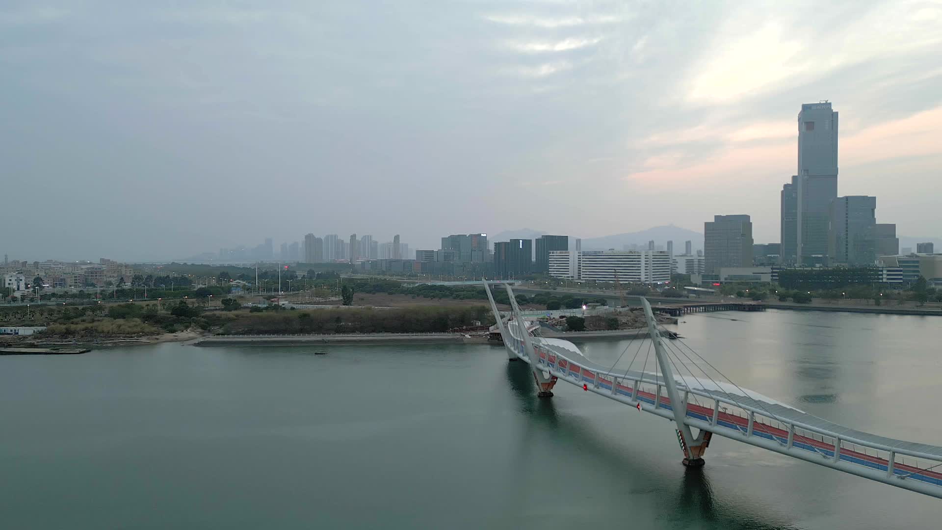 厦门环东之眼慢行桥和黄昏的新城航拍视频的预览图