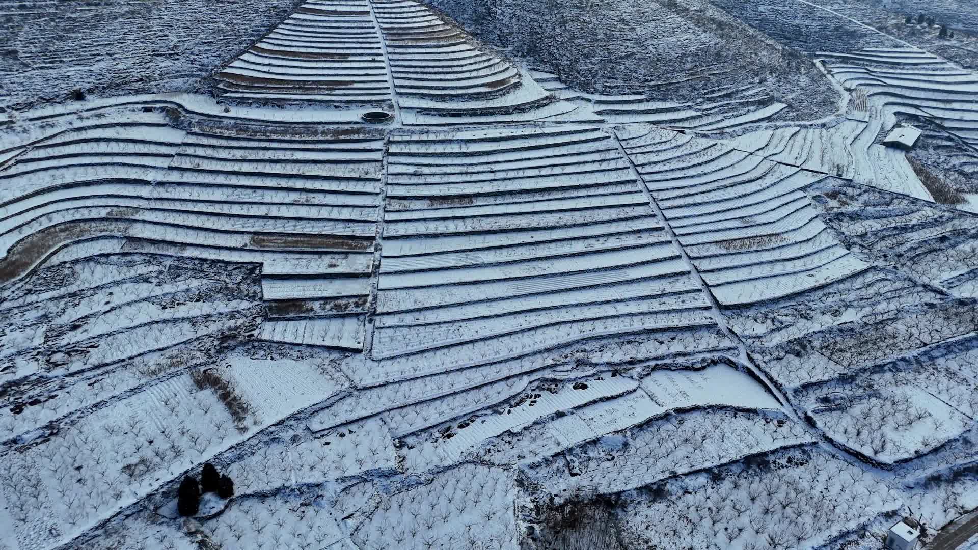 航拍雪后山城街道梯田视频的预览图