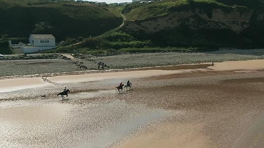 4K航拍沙滩上骑马奔跑视频的预览图