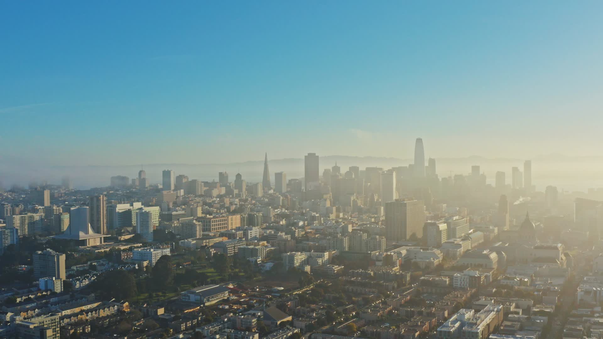 4K航拍城市风光高楼大厦视频的预览图