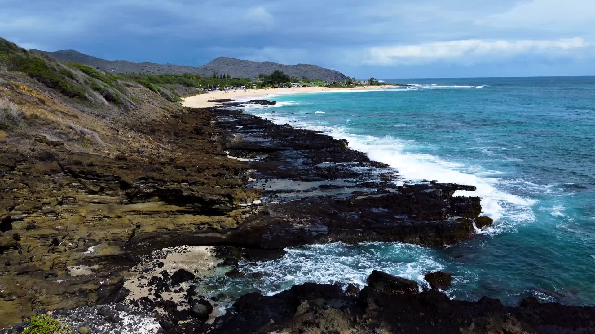 4K航拍蓝色海洋礁石岸边视频的预览图