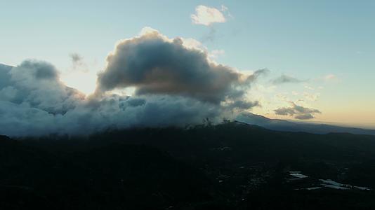 4K航拍高山中的浓厚云朵视频的预览图