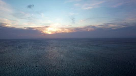 4K航拍晚霞的海平面视频的预览图