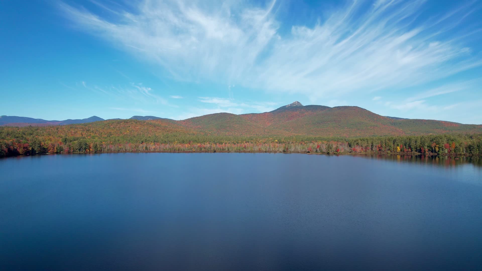 4K航拍蓝色湖泊高山视频的预览图