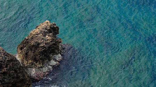 4K航拍海洋岸边礁石景色视频的预览图
