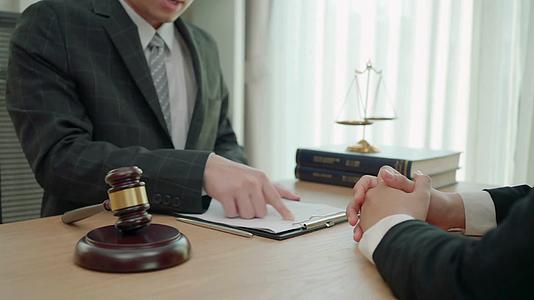律师合法企业商业合同协议视频的预览图