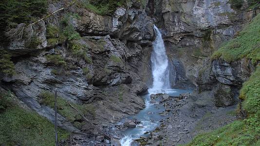 山崖岩洞的瀑布落下视频的预览图