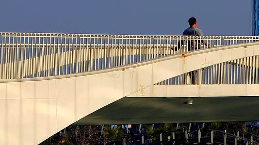 清晨海边人行桥上中年大叔妖娆地跳绳视频的预览图