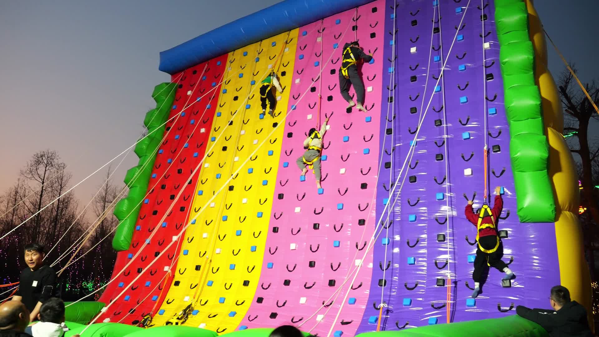 游乐园游玩儿童爬行七彩滑到游乐场跳跳床视频的预览图