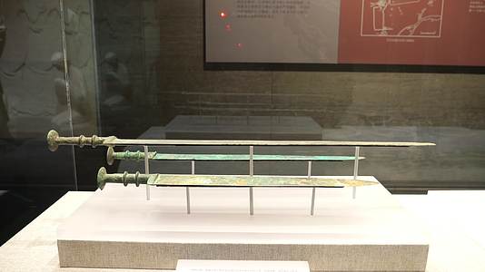 孔子博物馆青铜剑青铜器文物文物馆曲阜博物馆博物馆古代剑历史文物铜剑视频的预览图