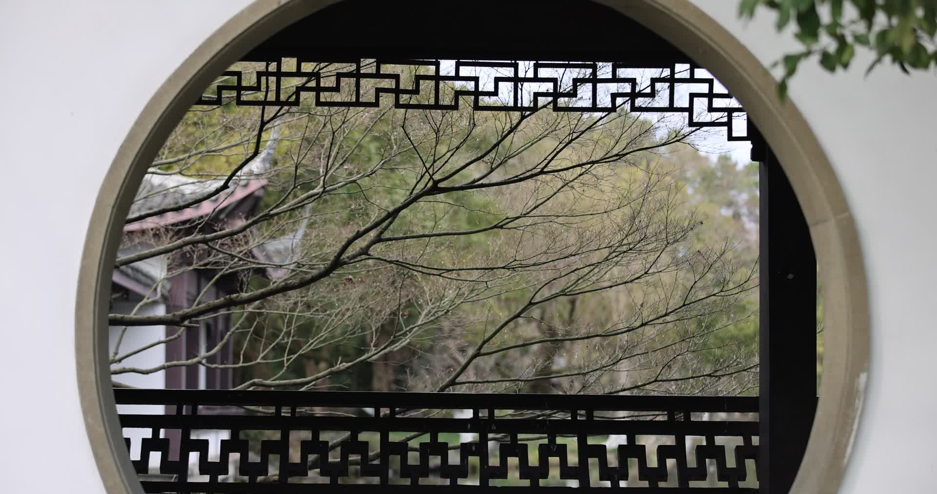 江南园林穿过圆形拱门视频的预览图