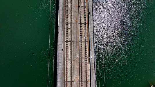 高铁列车穿越桂林山水中国速度视频的预览图