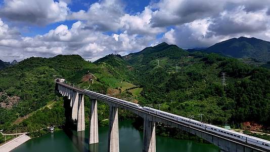 高铁列车穿越桂林山水中国速度视频的预览图