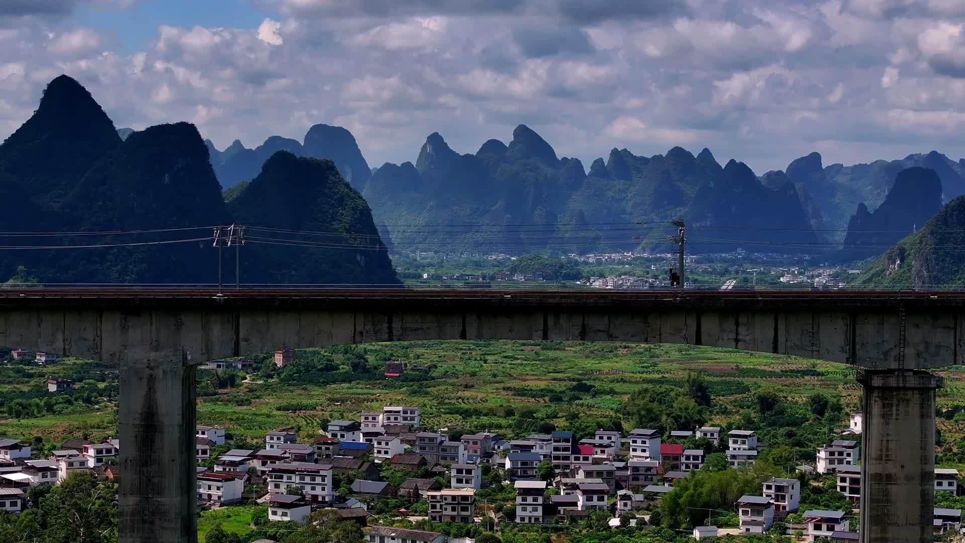 高铁列车穿越桂林山水视频的预览图