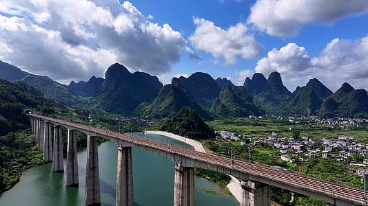 航拍高铁列车穿越桂林山水视频的预览图