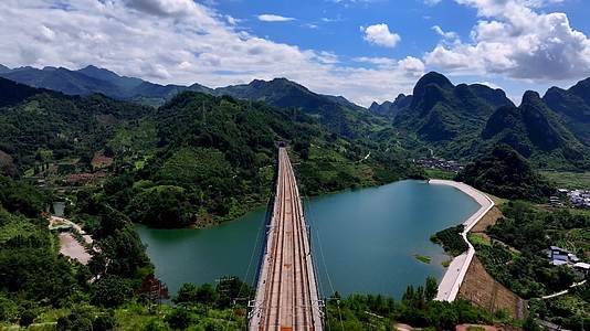 航拍高铁列车穿越桂林山水视频的预览图