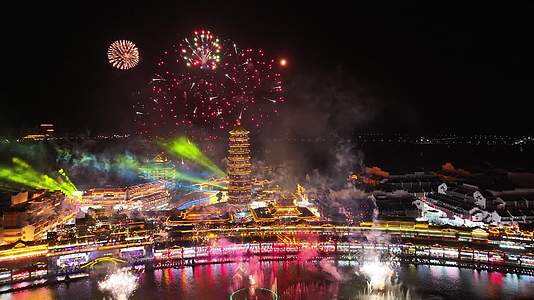 中国风古镇大型烟花秀过年放烟花航拍视频的预览图