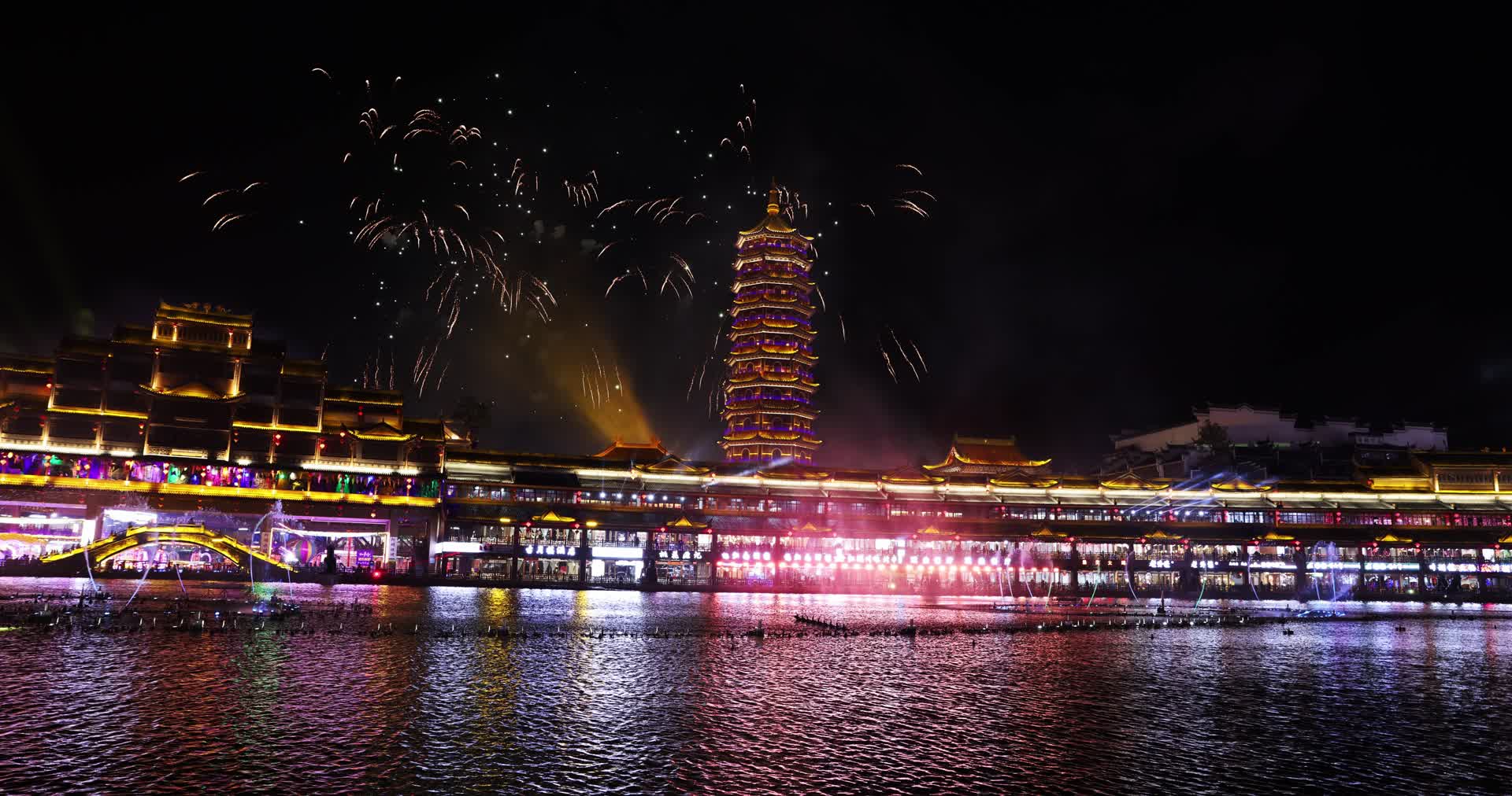中国风古镇大型烟花秀过年放烟花视频的预览图