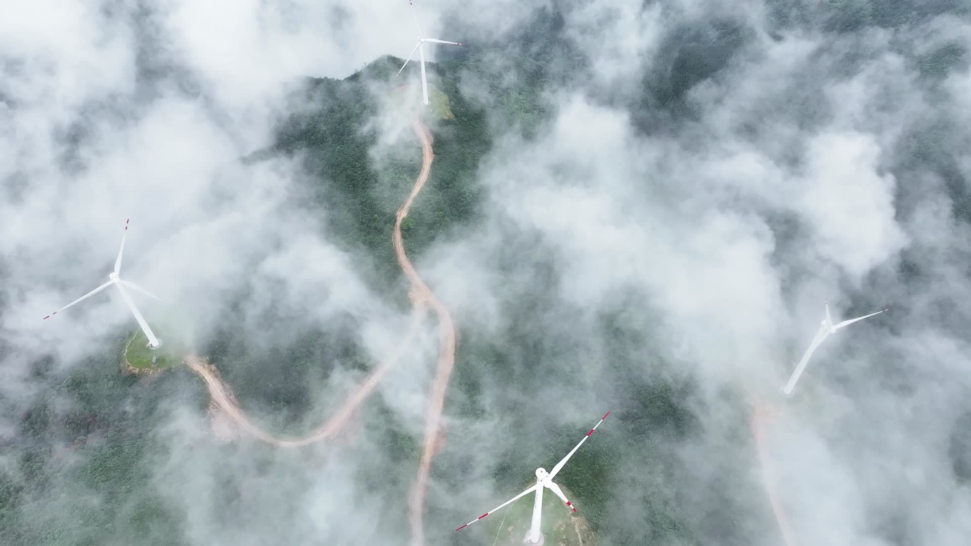 航拍云海里的风力发电视频的预览图