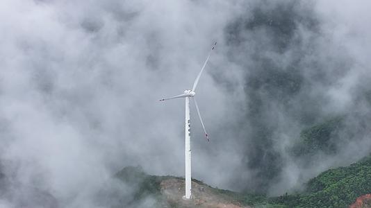 航拍云海风车风力发电视频的预览图