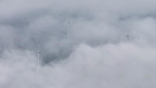 航拍云海风车风力发电视频的预览图