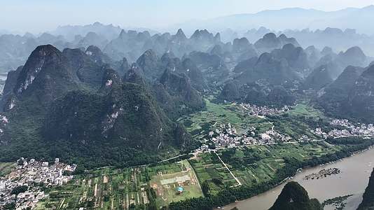 航拍桂林烟雨山水地貌风光视频的预览图