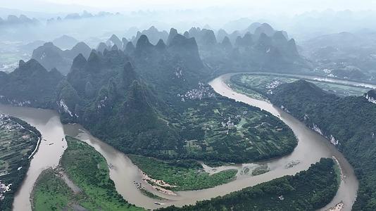 航拍桂林烟雨山水地貌风光视频的预览图