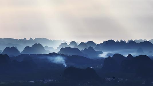桂林山水丁达尔光线绝美风光视频的预览图