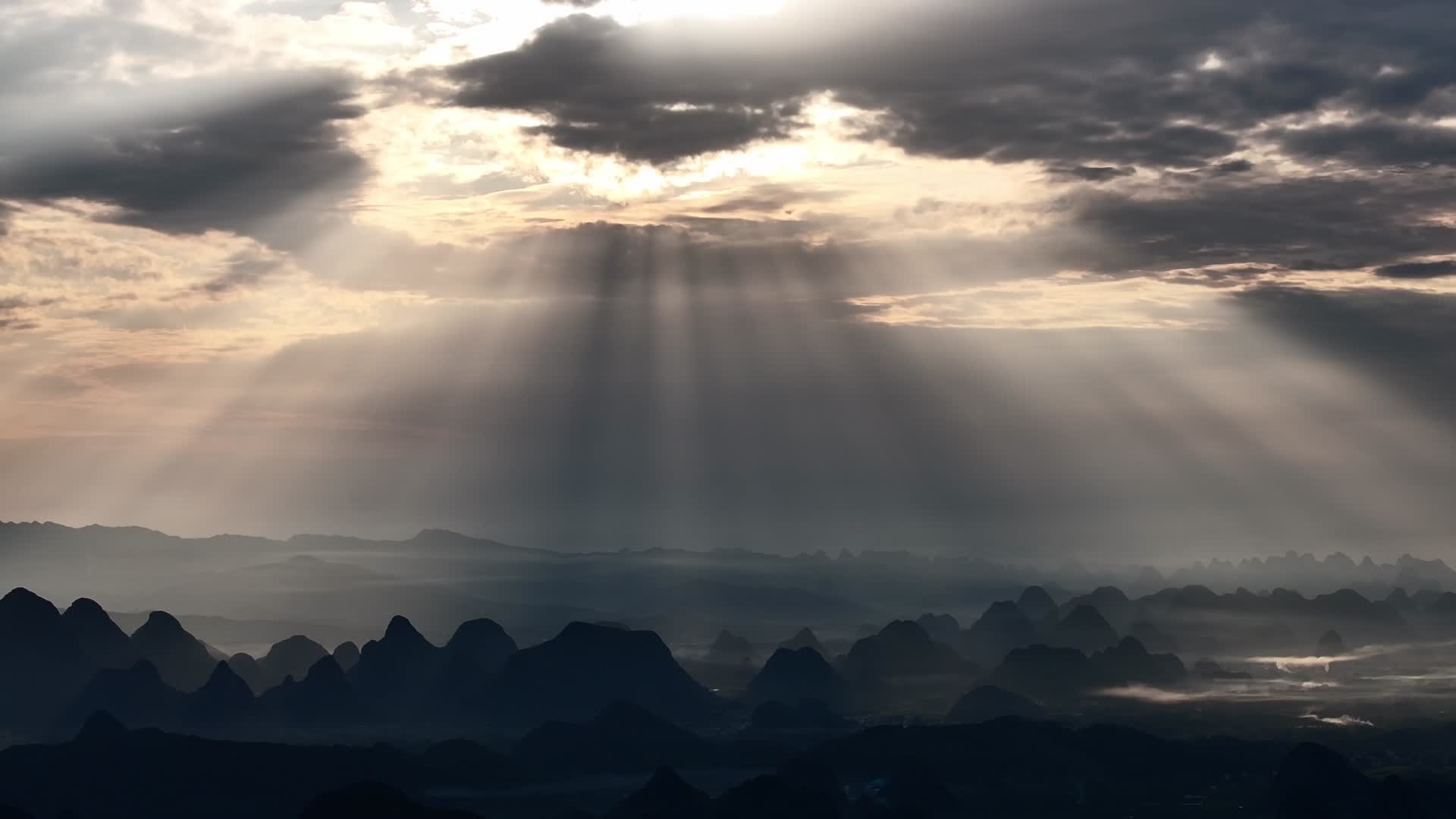 航拍桂林喀斯特地貌耶稣光丁达尔光线视频的预览图
