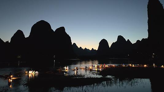 桂林丽江边竹筏夜景视频的预览图