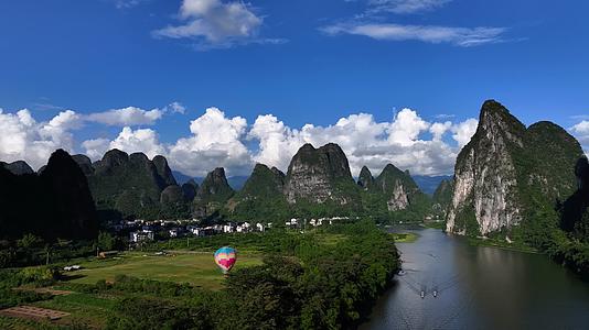 桂林阳朔热气球美丽的旅游城市视频的预览图
