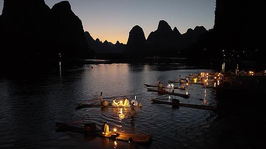 桂林丽江边竹筏夜景视频的预览图