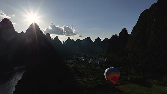 桂林阳朔热气球和蓝天白云风光视频的预览图