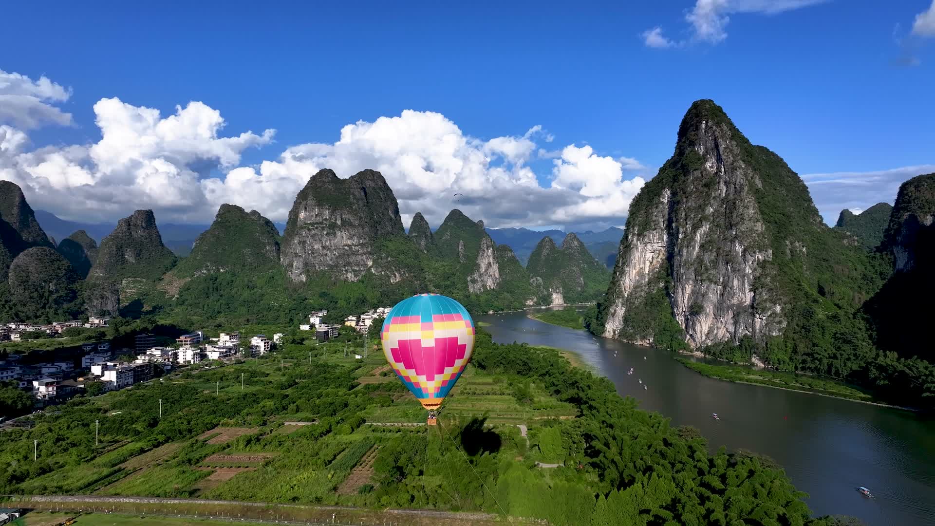 桂林阳朔热气球和蓝天白云风光视频的预览图