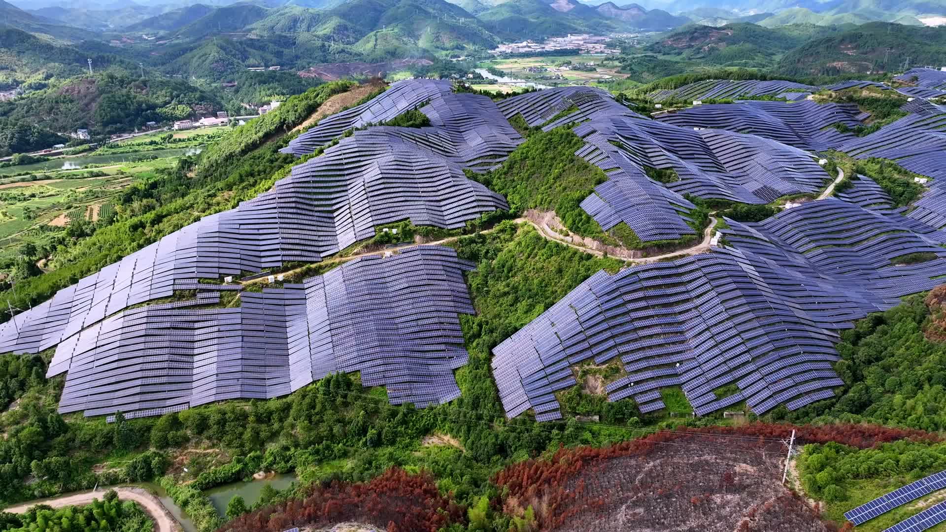 新能源太阳能光伏发电站夕阳下山坡航拍视频的预览图