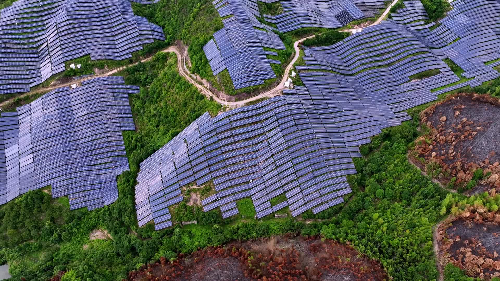 新能源太阳能光伏发电站夕阳下山坡航拍视频的预览图