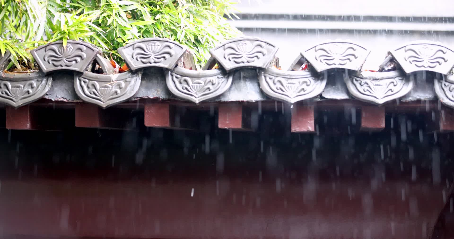 慢镜头杭州古风下雨天亭子屋檐视频的预览图